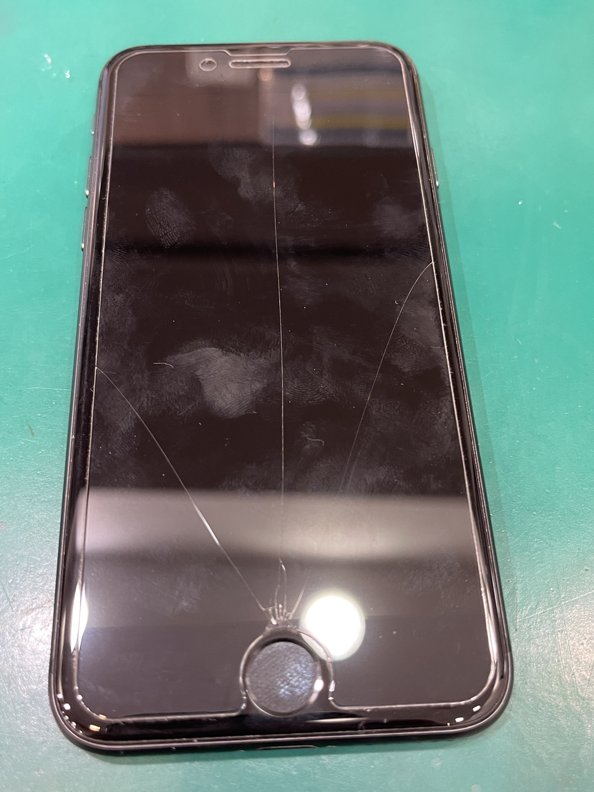 画面が点かない！iPhoneSE2の液晶パネル交換させて頂きました。スマホ修理工房テラスモール湘南店